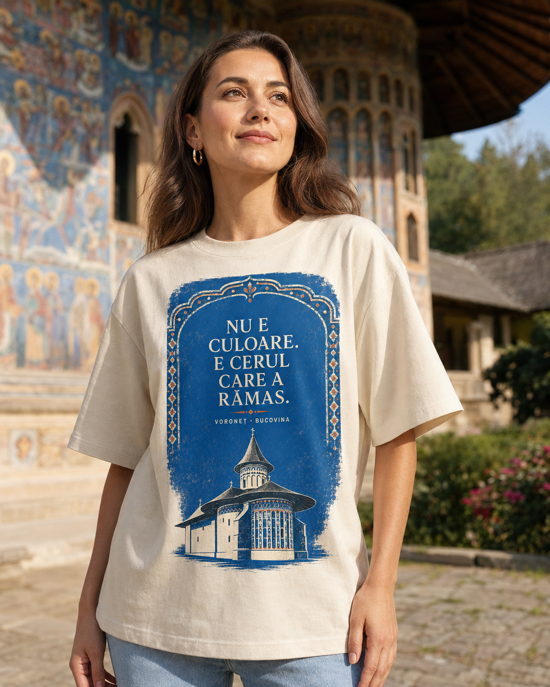 Simulare digitală — femeie purtând un tricou inspirat de albastrul de Voroneț